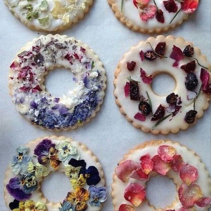 

Dried Edible Flower Mix Bunga Kering Hiasan Kue Makanan Bunga 20Gr