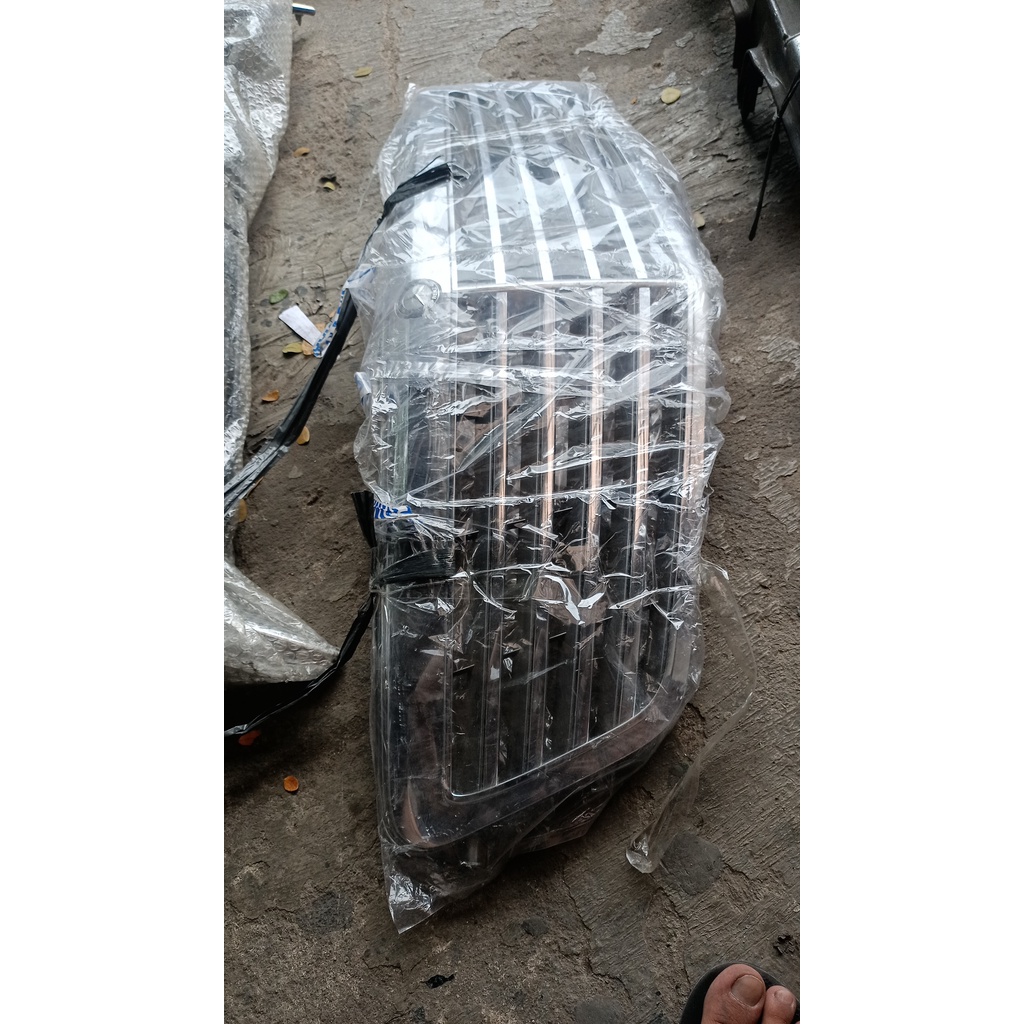 grill Mercedes W212 E200 tahun 2010/2011