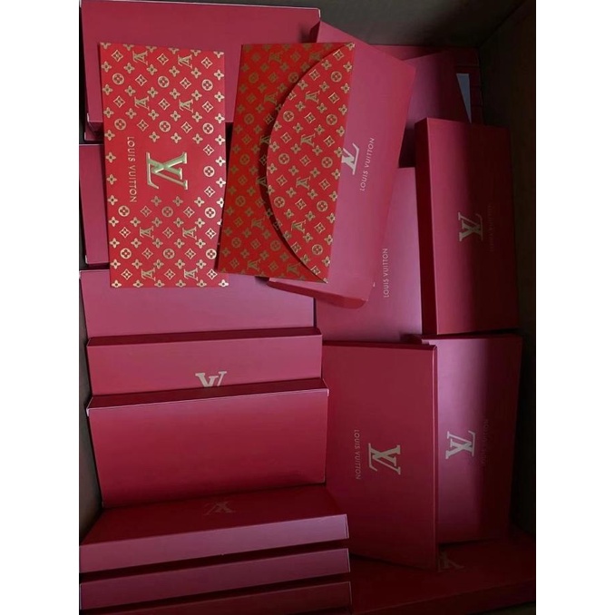 

TERBARU AMPLOP ANGPAO MERAH MOTIF LV CHANEL TAHUN BARU IMLEK NATALAN LEBARAN !!!!!