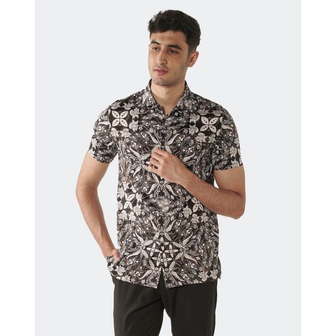 Ready Manzone Kemeja Batik Pria Lengan Pendek Modern Fit Kalindra-Black Original