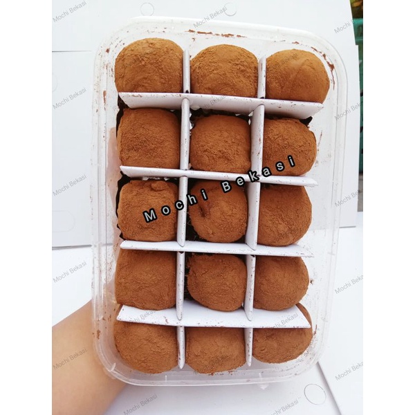 

Kue mochi isi coklat topping bubuk coklat isi 15 pcs