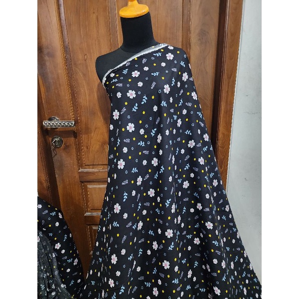 Kain Rayon Viscose Bunga Sebar Putih Kuning Dasar Hitam (potongan 1m dan 0,75m)