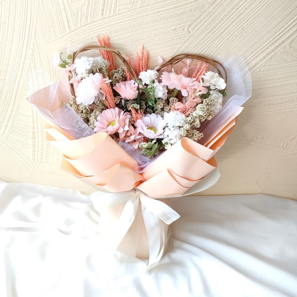 

Heartshape Bouquet Size L / buket bunga preserved flower / hadiah pernikahan /buket bunga wisuda