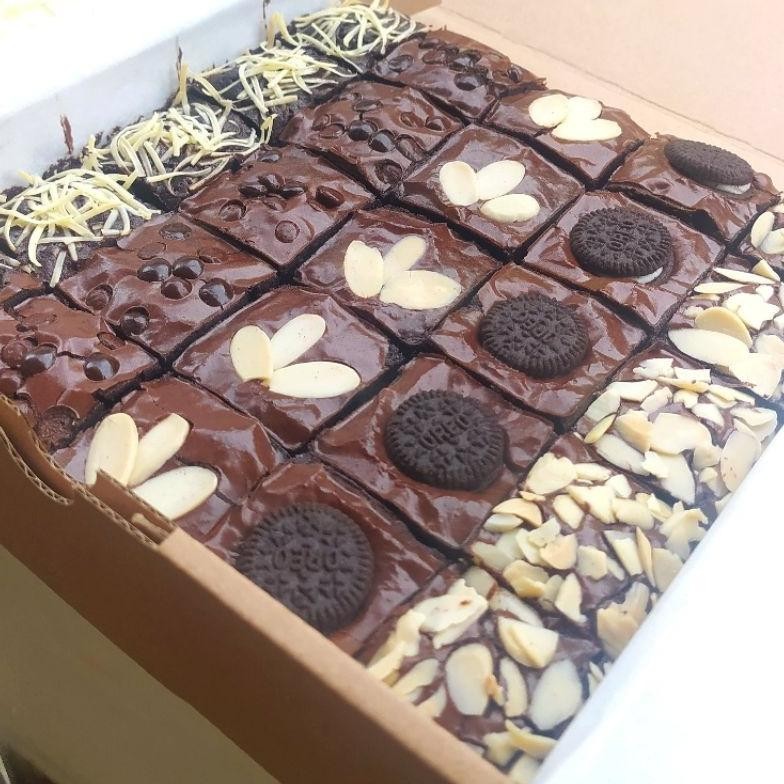 

{VALENTINE} Mix Topping Fudgy Brownies Sekat 20x20cm isi 25pcs / Brownies coklat panggang / hampers ramadhan / hampers idul Fitri / hampers lebaran TERLARIS