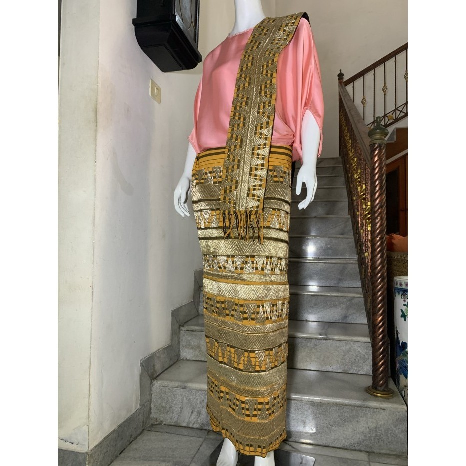 Naenggo Kain Tapis Lampung Benang Emas Songket Lampung Gold Mewah