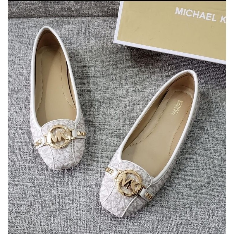 MK Fulton Moc Sig Vanilla/Pyramid studs (With Box MK).