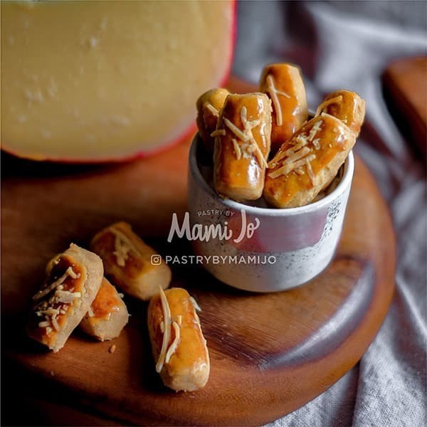 

Kastengel Keju Edam / Kaasstengels / Kue Kering Belanda Premium