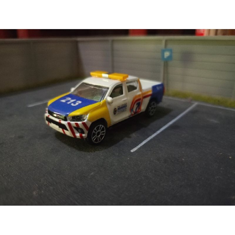 diecast miniatur mobil Toyota Hilux livery jasa marga 1/64