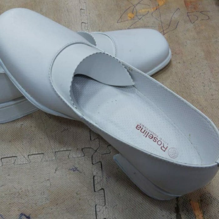 Sepatu Pantofel Wanita Warna Putih