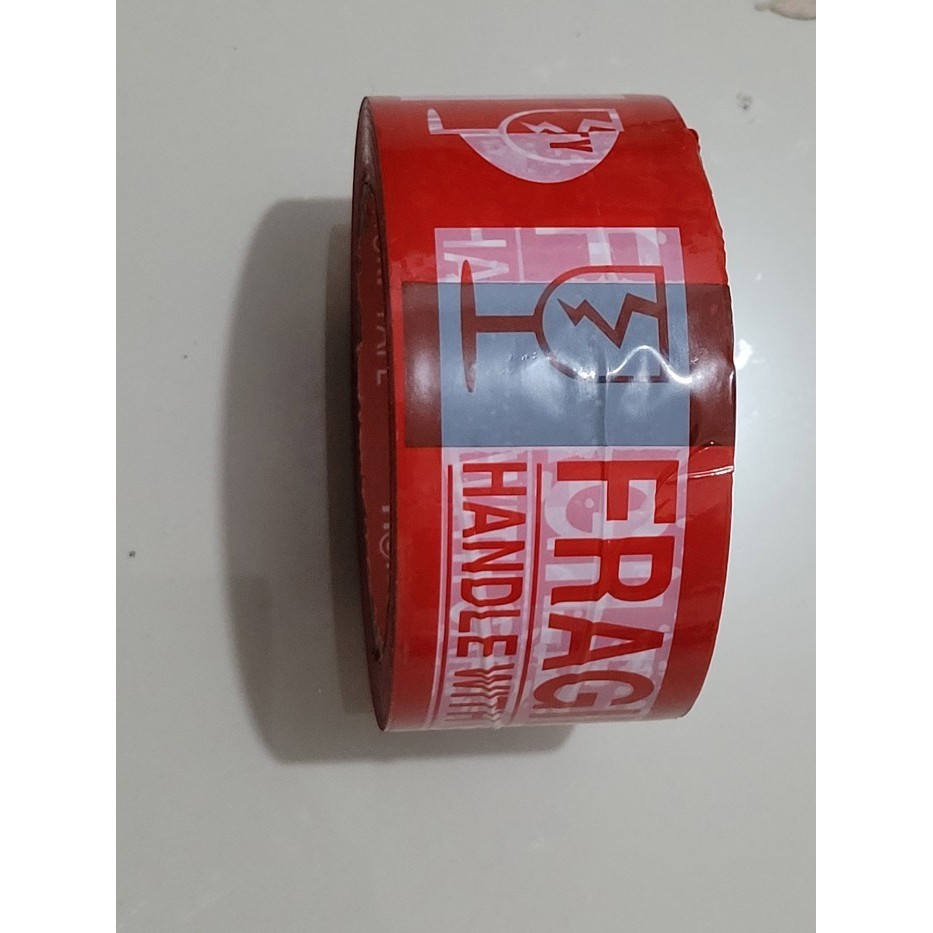 

LAKBAN FRAGILE MERAH PUTIH MERK HOKI 48MM X 100 YARD 2 IN 1 KUALITAS TERBAIK