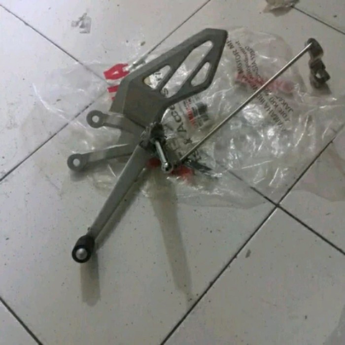 Footstep Depan Kiri Komplit R15 Vva Original