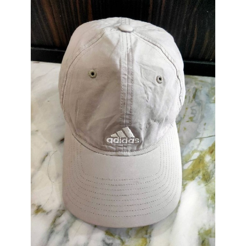 topi olahraga adidas