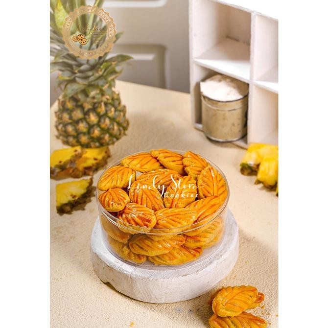 

Big Sale Nastar Wisman Daun Premium Isi Nanas Asli Berat 1/2Kg Stok Terbatas