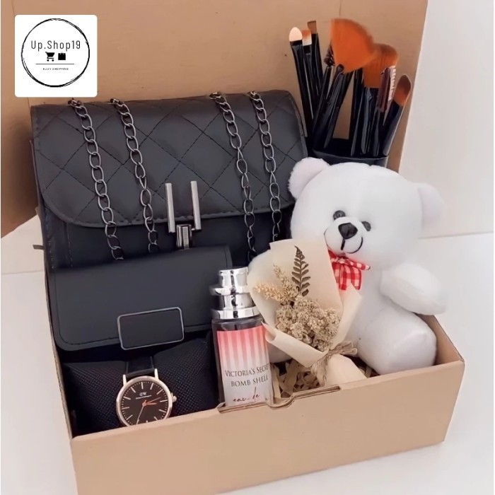 

Hampers/Kado Cewe/ Gift/Hadiah Ultah /Sempro Wisuda/ Boneka/Teddy Bear
