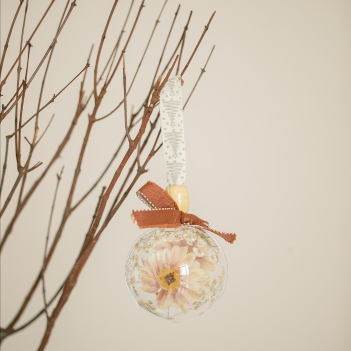 

Pressed Flower Ornaments Christmas Hamper (White & Peach Theme)