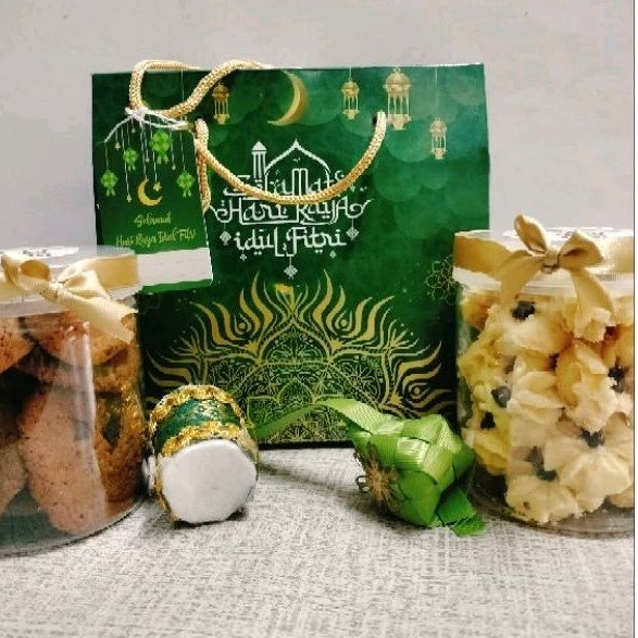 

Hampers Idul Fitri/Parcel Lebaran 2 Jar Cookies FREE Dus/Card/Pita/Tag