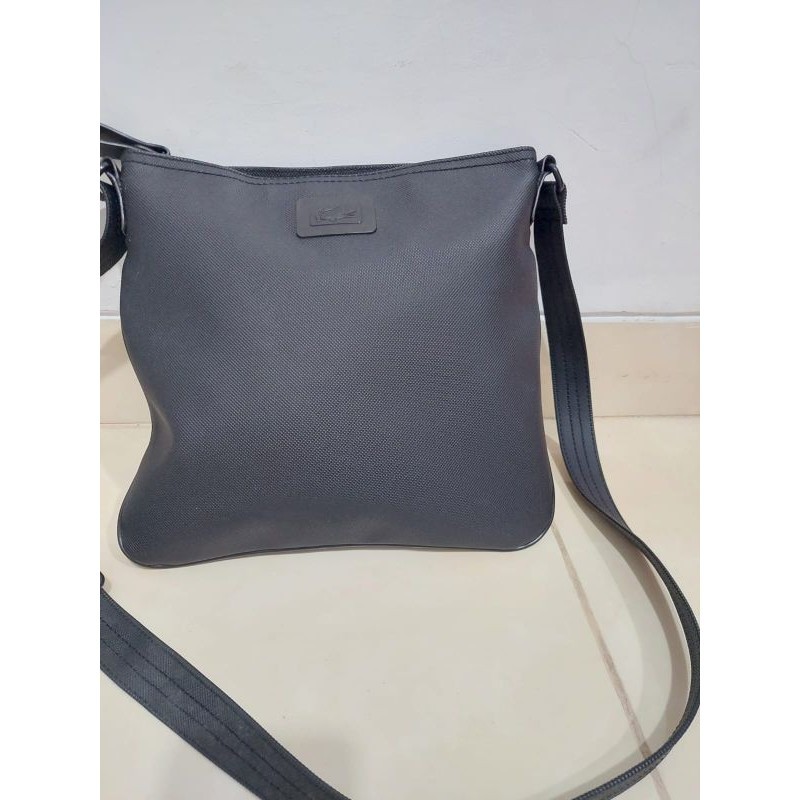 tas lacoste pria sling bag