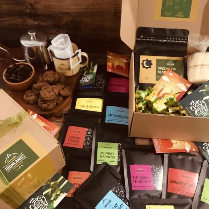 

Hampers Lebaran Premium, 13 Packs Of Arabica Coffee, Cookie, Mug Exudbang