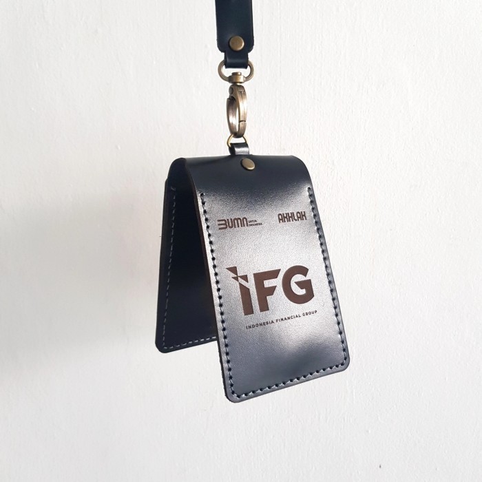 

BARANG TERLARIS ID Card Holder Name Tag Kulit Flip Magnet - Hitam Black