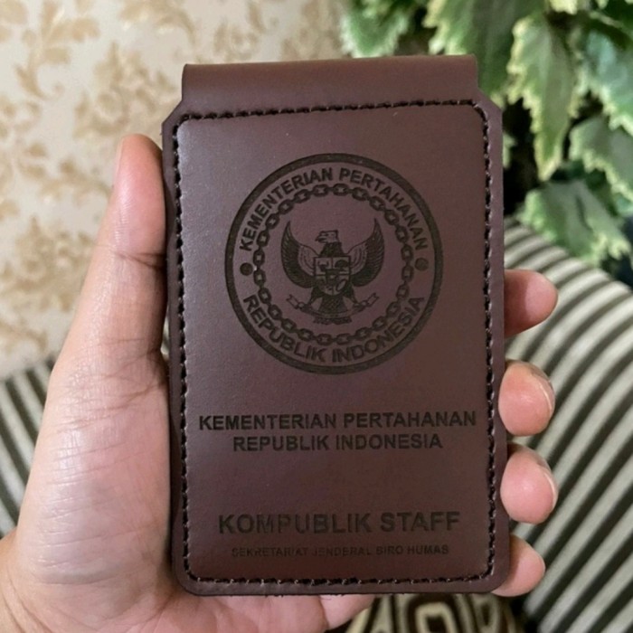 

BARANG TERLARIS Name Tag Kulit Custom Model Flip Magnet, Id Card Holder Kulit