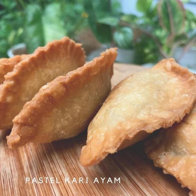 

Uinn - Pastel Kari Ayam Frozen Food (Isi 8 Pcs)