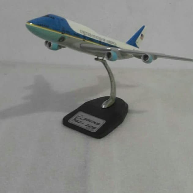 MINIATUR PESAWAT USA AIR FORCE ONE 747-200 SCALE 1:200