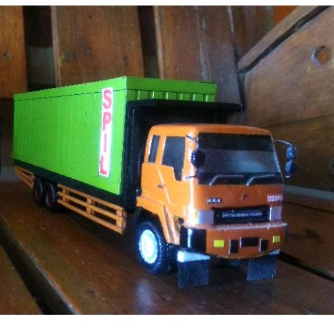 Miniatur truk Fuso box spill