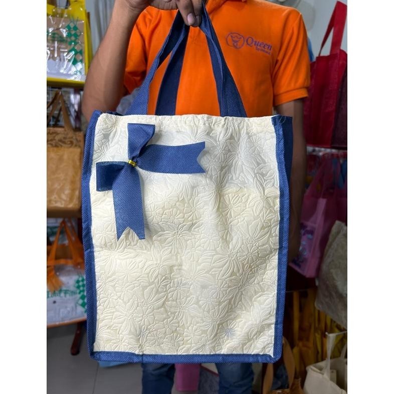 

VE29 HARGA LUSIN (12 BIJI) - TAS HAJATAN NASI EMBOS KOMBINASI SIZE 22x22x30 Berkualitas
