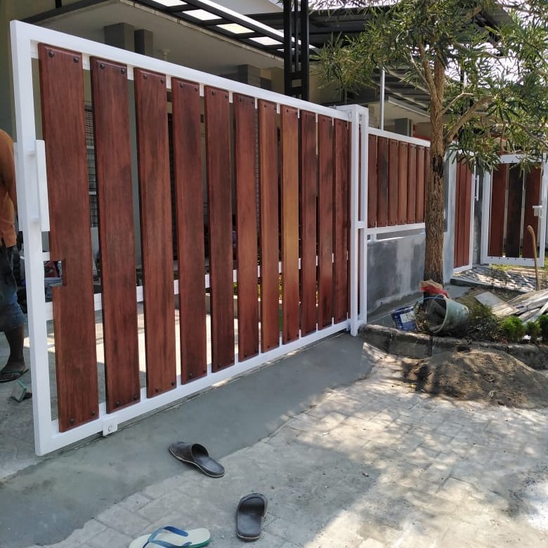 pagar kayu dan besi