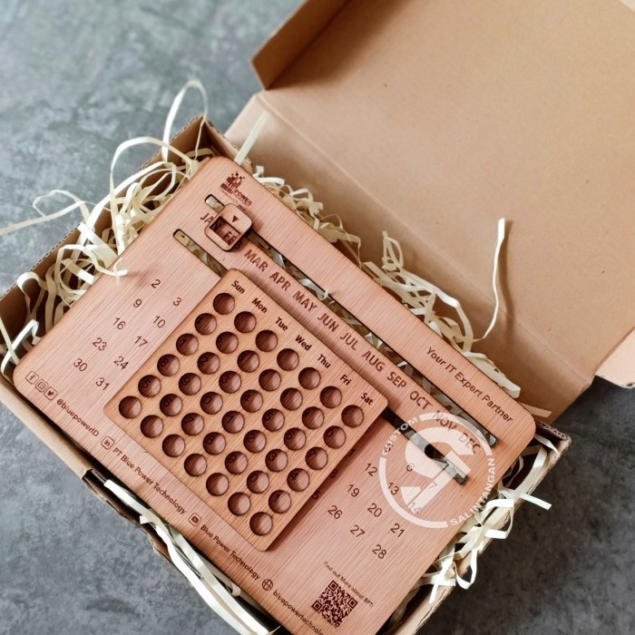 

Kalender Kayu Seumur Hidup Unik Hadiah Custom Tulisan