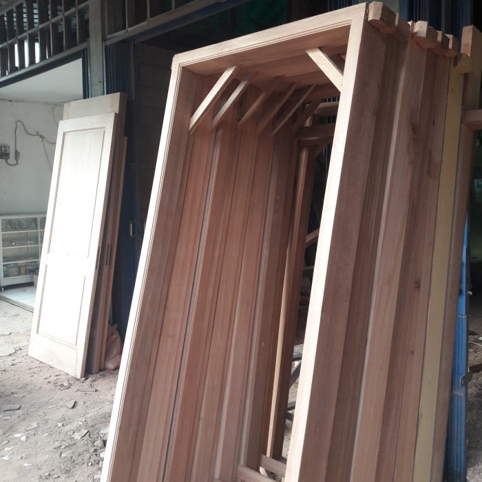 KUSEN PINTU KAYU KAMPER