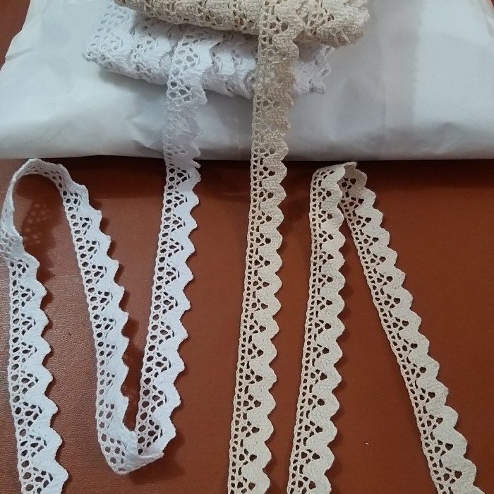 

renda rajut#putih#cream#uk. 2cm#harga per pcs(13,5m)