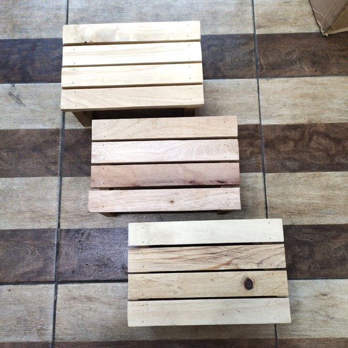 Ready Stok - Bangku Jongkok Kayu/ Bangku Pendek/ Kursi Kecil/ Bangku Kayu Pendek.