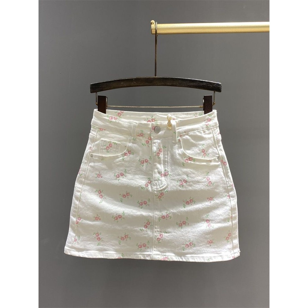 Rok Denim Motif Bunga Putih Rok Ketat Tampak Muda Lucu
