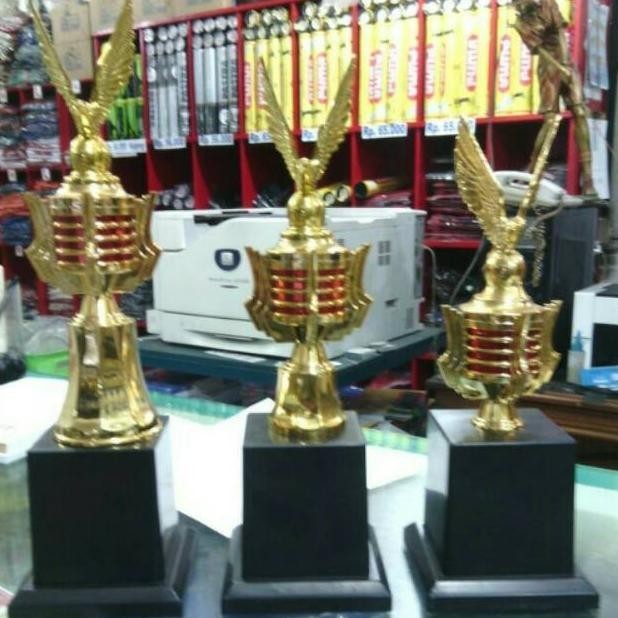 CR - PIALA TROPHY PAGODA BURUNG GARUDA TERLARIS