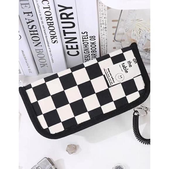 

Chess Smile Korean Pencil Case / Kotak pensil Motif Grid Pattern / Tempat Pensil Geometri Kapasitas Besar Premium Quality