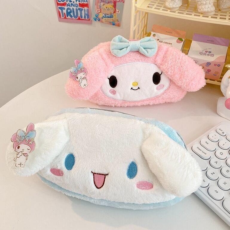 

df-8 TEMPAT PENSIL / KOTAK PENSIL / PENCIL CASE SANRIO MELODY KIRBY KUROMI CINNAMOROLL TEMPAT KOSMETIK/ PENSIL SERBAGUNA/ DOMPET MELODY PANJANG/ BULU POM2 LEMBUT IMPOR Premium