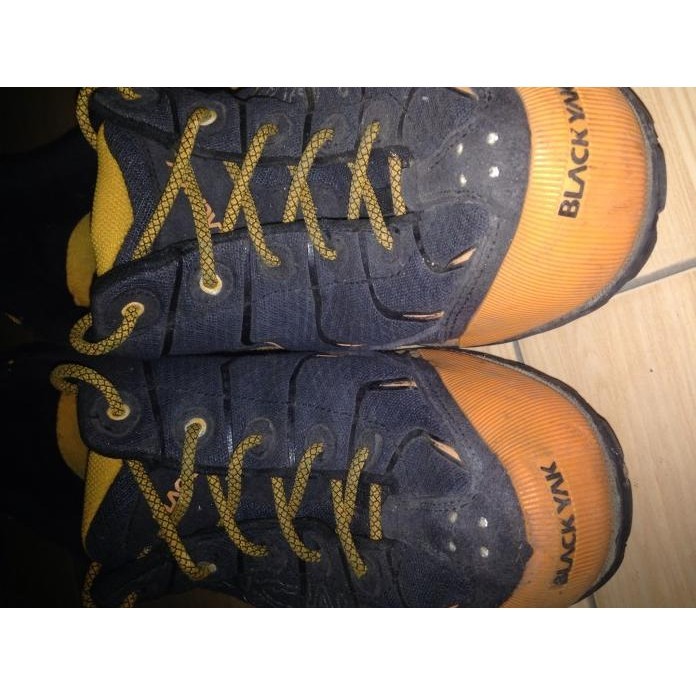 SEPATU BLACK YAK