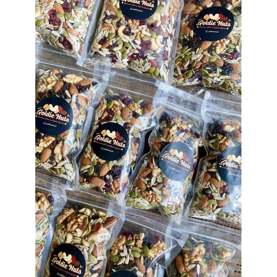 

TRAIL MIX NUTS C (Almond, Walnut, Cranberry, Raisin) 250gram WS88