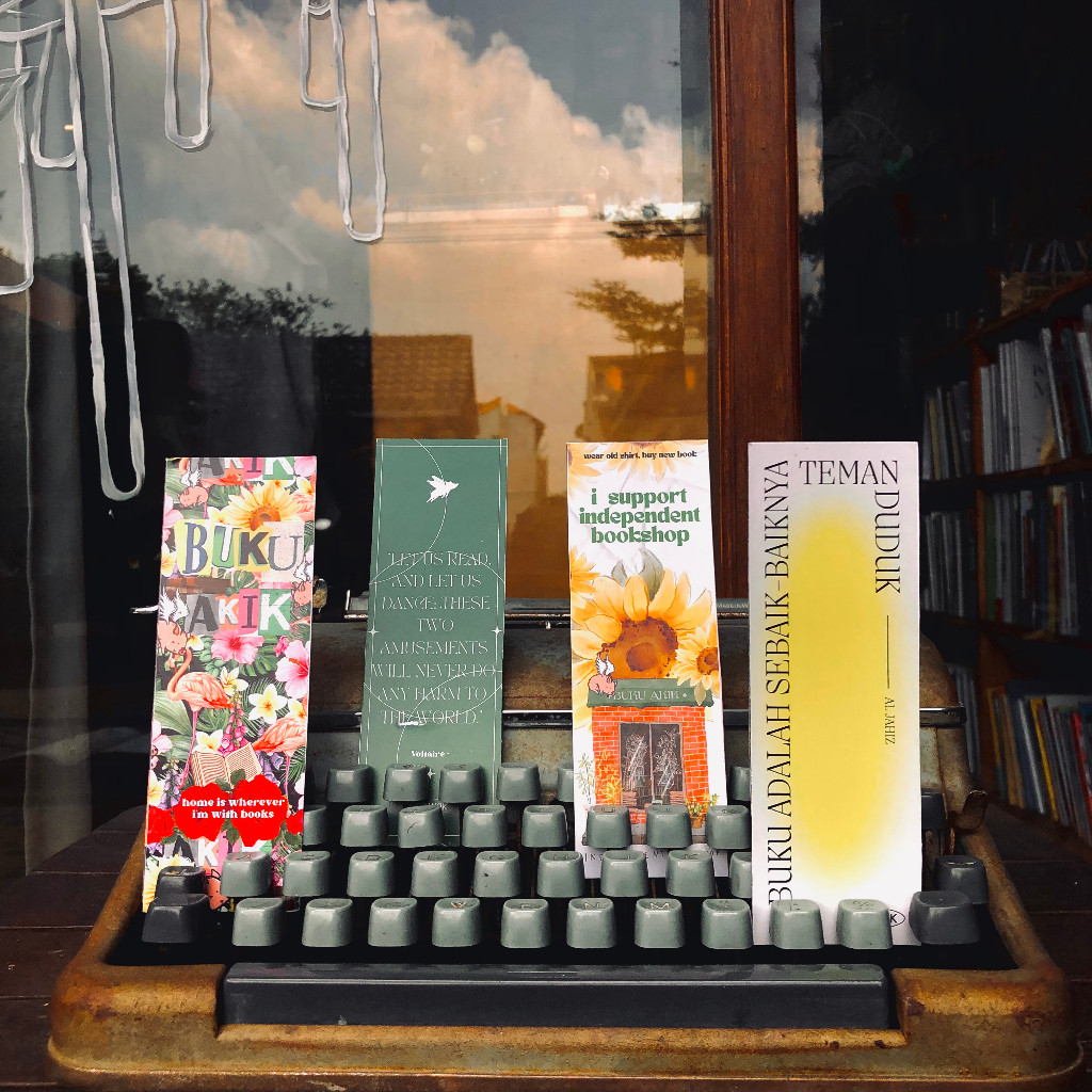 

Pembatas Buku BukuAkik