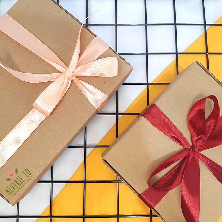 

sr-32 HAMPERS BUCKET BUNGA MINI SNACK BOX HADIAH ULANGTAHUN WISUDA IDUL FITRI RAMADHAN LEBARAN MURAH Terlaris