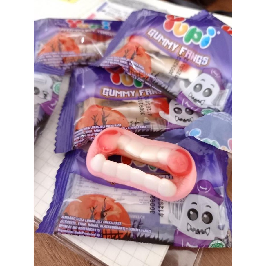 

Permen Gummy Fangs Hallowen Edition isi 24 bungkus