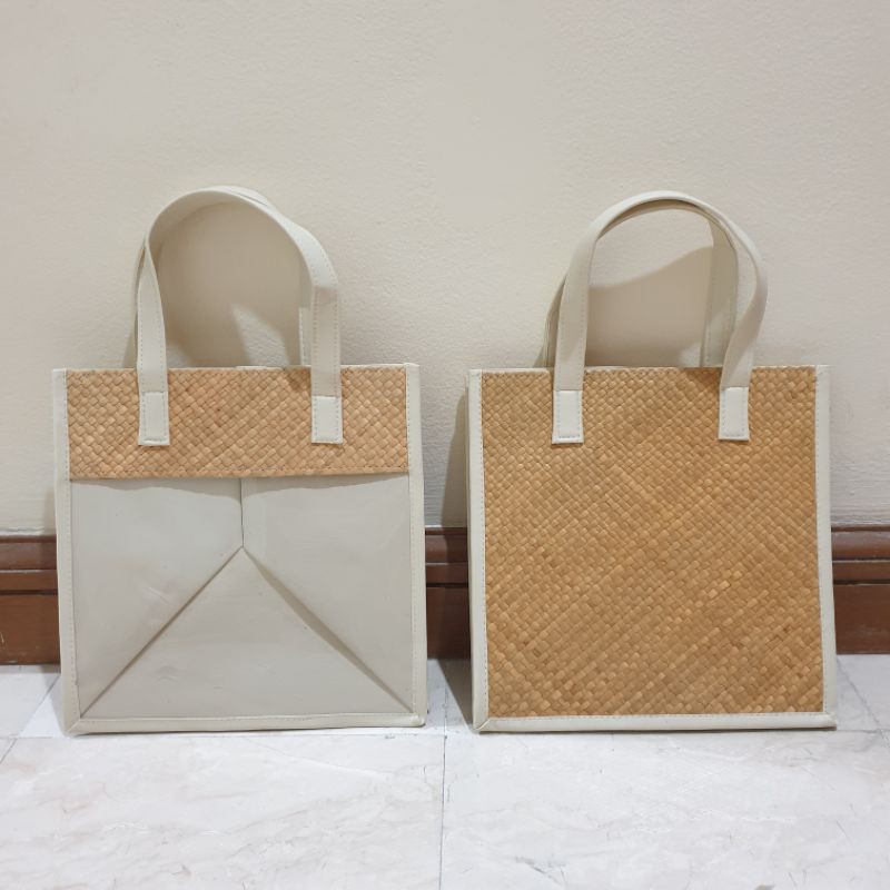 

Tas Pandan Ka Kotak 25 X 25 X 25 - Tas Parcel, Tas Hampers Kotak Kue, Goodie Bag, Tas Souvenir