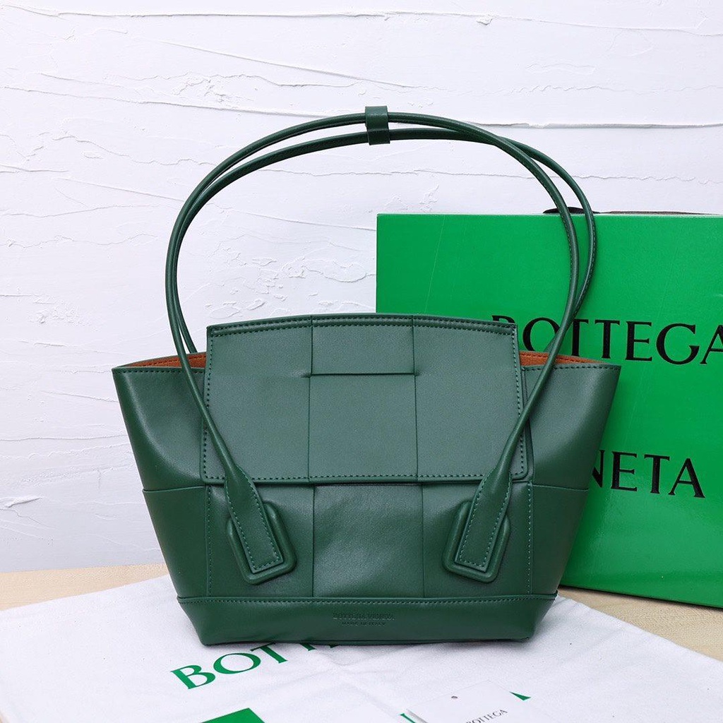 bottega BV Arco shoulder flap shopping tote underarm baggage with protective feet