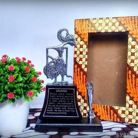 

Tempat Pensil Pulpen Meja Kantor Hiasan Meja Kantor Wayang Logam