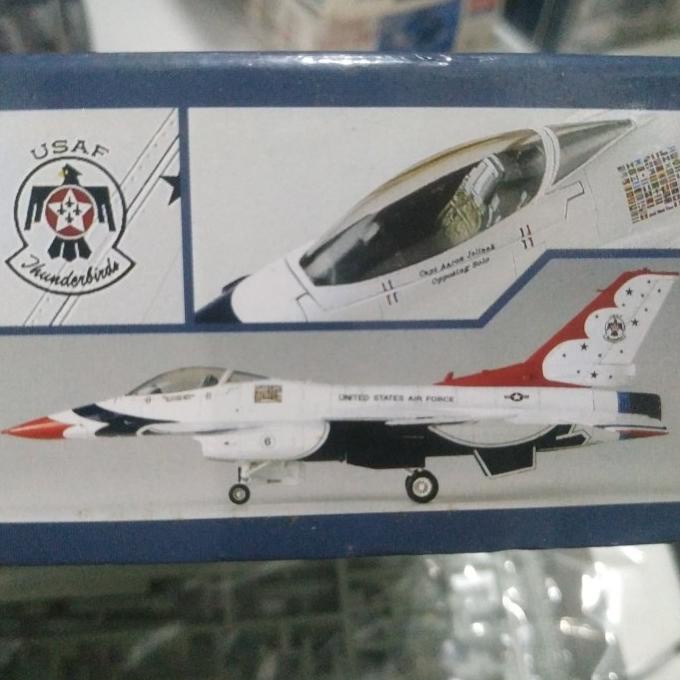Pesawat F-16C Thunderbirds 2009/2010 1/72 Model Kit Academy New Tool