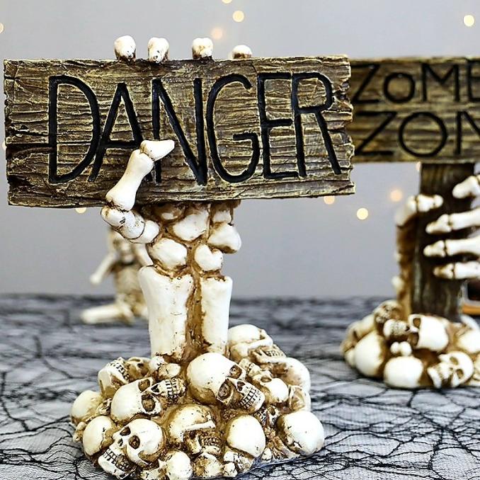 

Ready Road Sign Halloween Zombie Danger Dekor Figurin Seram Haloween Grosir Stok Terbatas