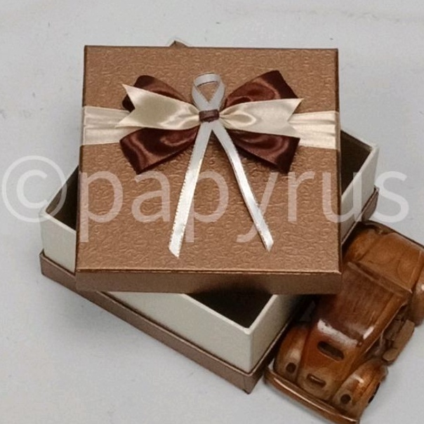 

PAPYRUS Sandwich 15x15 Tinggi 8cm Kotak Kado Gift Box Hadiah V2
