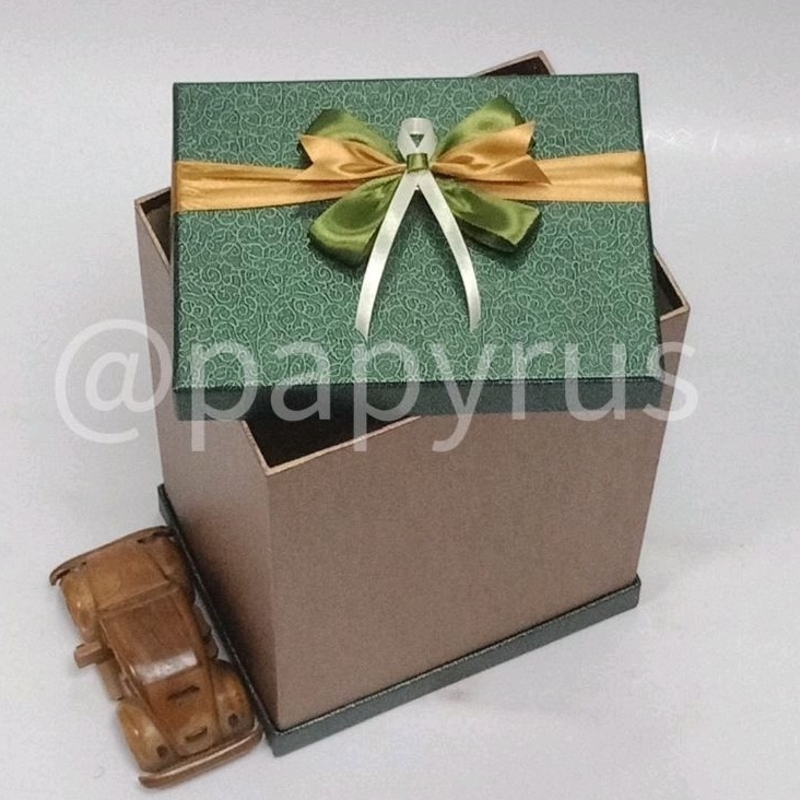 

PAPYRUS Sandwich 15x20 Tinggi 30cm Kotak Kado Gift Box Hadiah