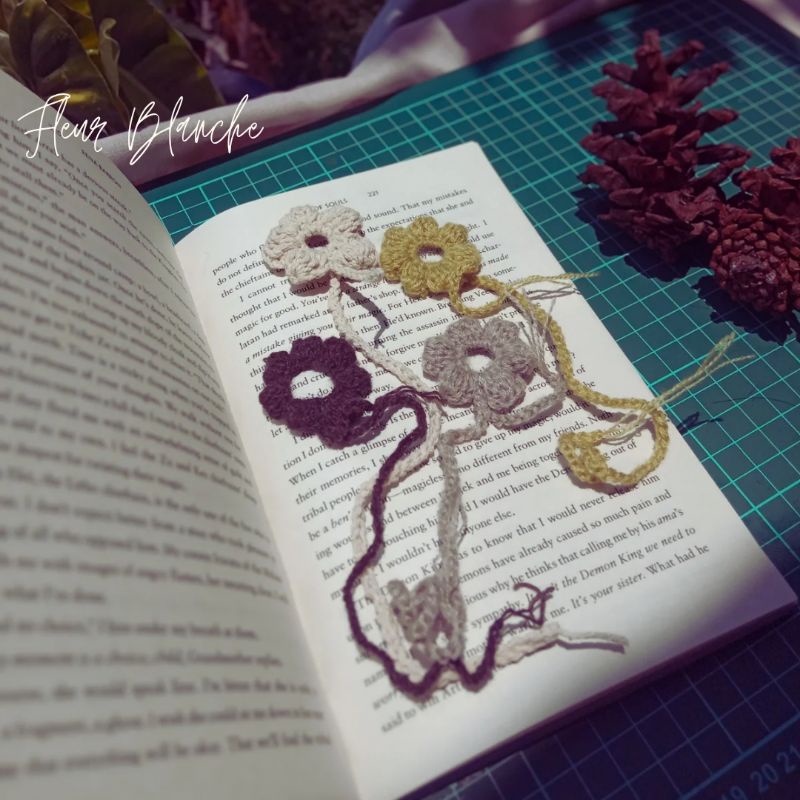 

Bookmark/Pembatas Buku Handmade Ties/Tali Crochet